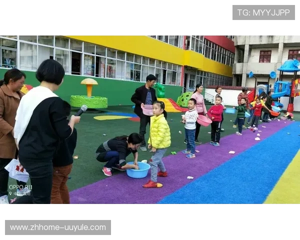 狗妈妈与狗宝宝温馨互动游戏展现亲情陪伴与成长瞬间